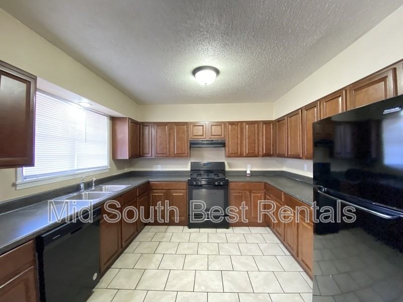 1 Broadmoor Dr - Photo 3 of 11