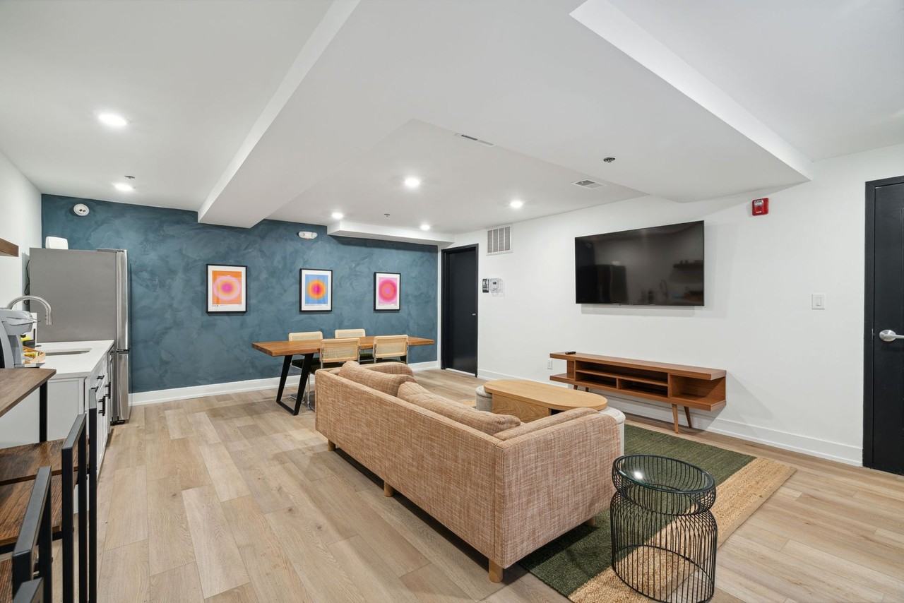 The Crown on Leland - Photo 2 of 50