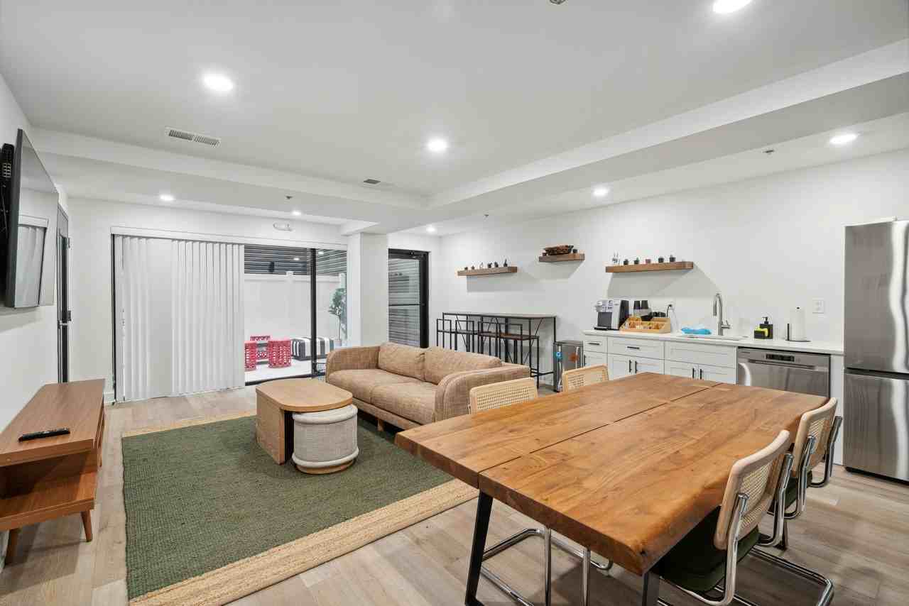 The Crown on Leland - Photo 3 of 50