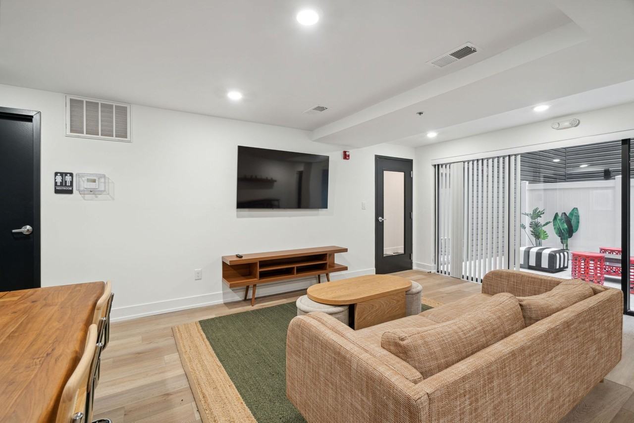 The Crown on Leland - Photo 5 of 50