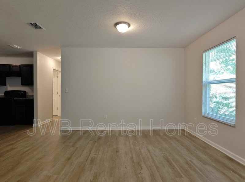 1052 Kenmore St - Photo 3 of 8