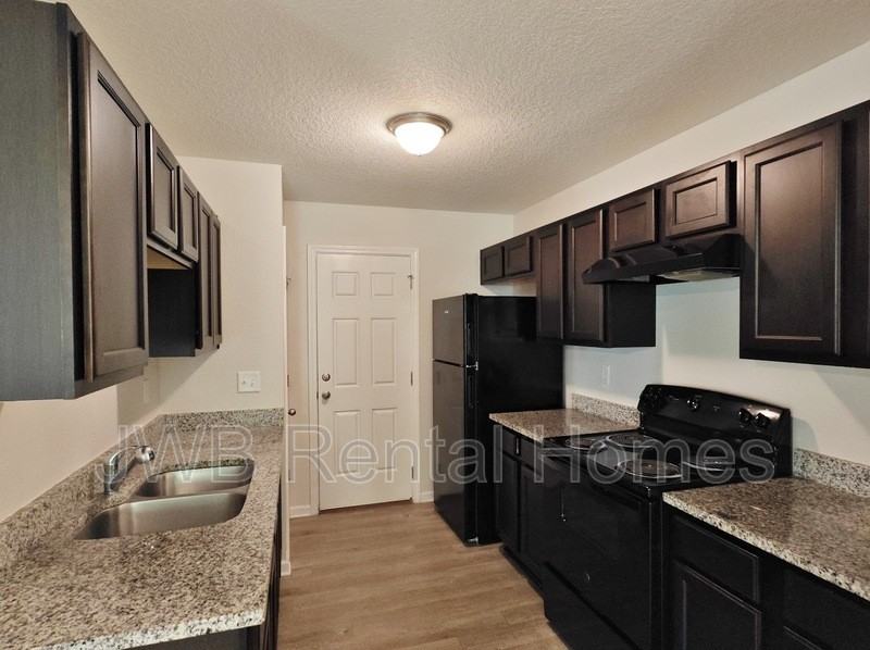 1052 Kenmore St - Photo 2 of 8