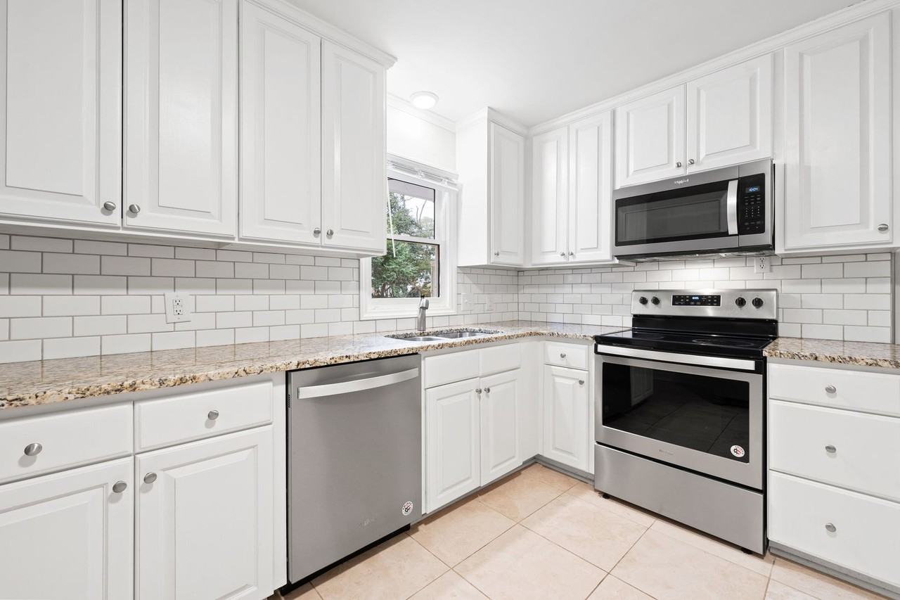609 W Markham Ave - Photo 2 of 12