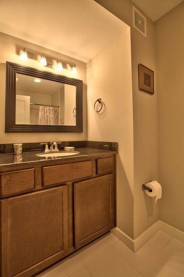 924 E 51st St #105 - Photo 4 of 43