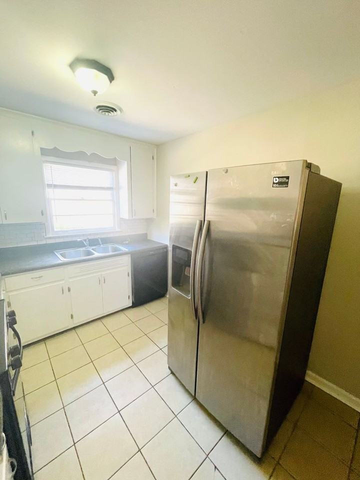 1104 Fairfax Ct - Photo 6 of 12