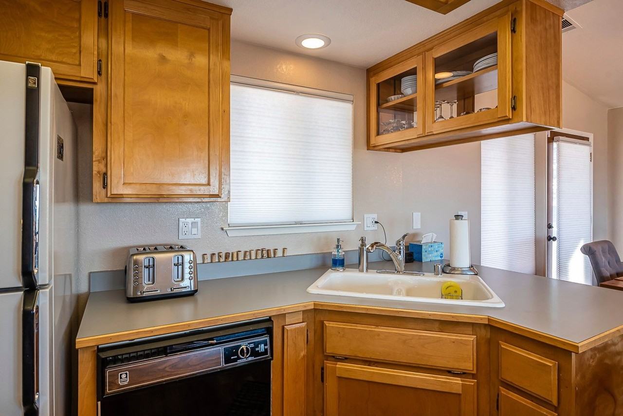 2201 Laurel Ave - Photo 3 of 17