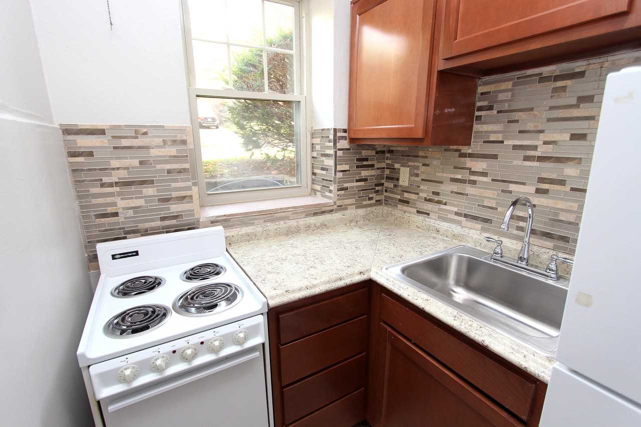KINGSLEY APARTMENTS -- 013 - Photo 4 of 8