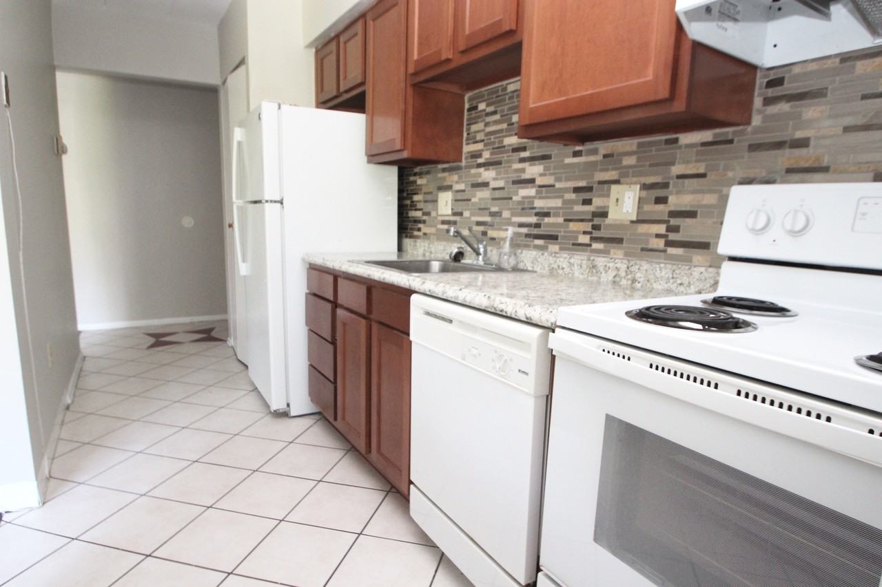 LYNWOOD APARTMENTS -- 001 - Photo 2 of 20