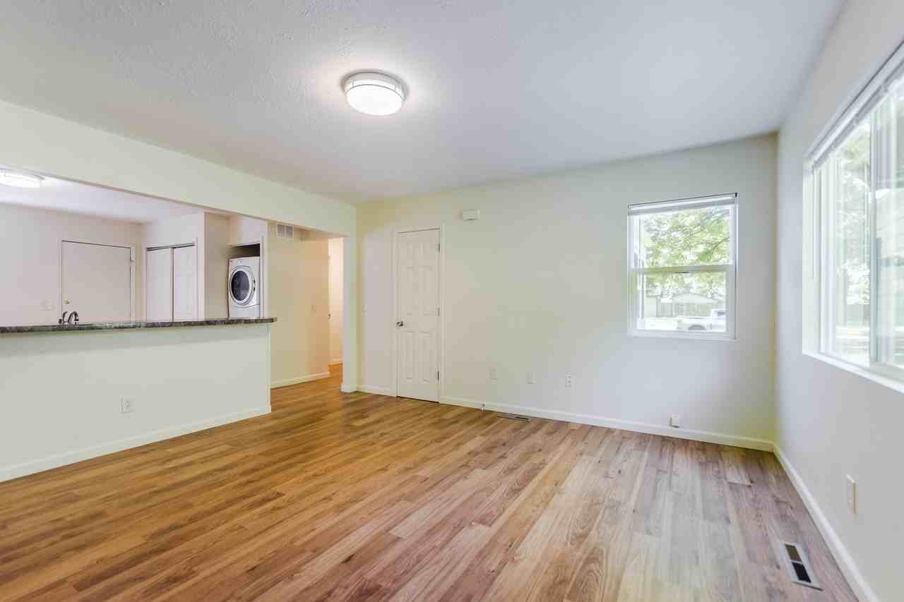 906 Pottowamie - Photo 2 of 11