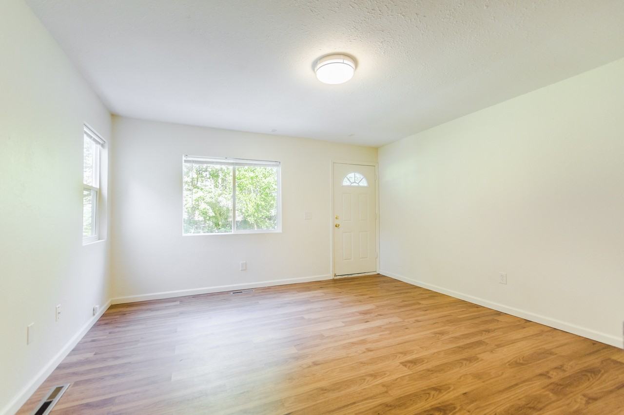 906 Pottowamie - Photo 3 of 11