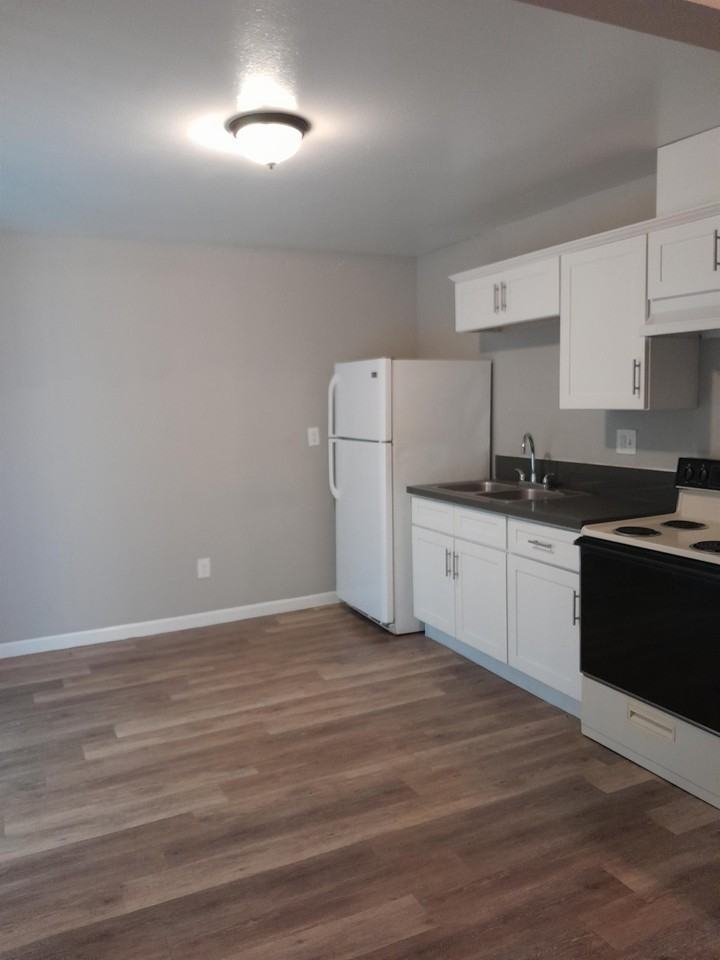 4373 North Chestnut Avenue - Photo 3 of 8