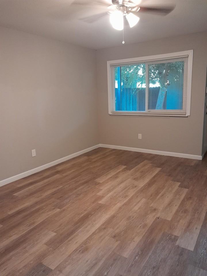 4373 North Chestnut Avenue - Photo 5 of 8