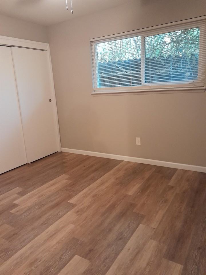 4373 North Chestnut Avenue - Photo 6 of 8