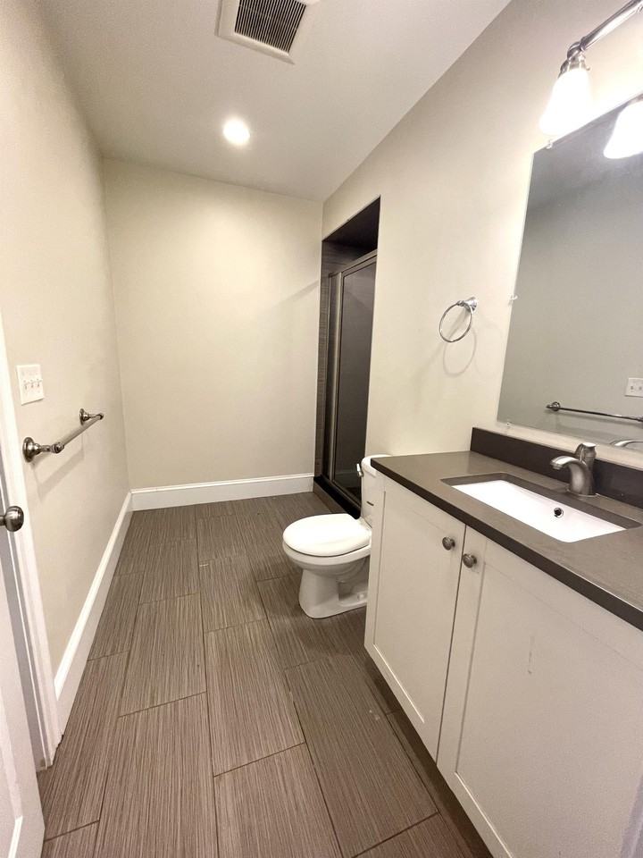341 Gallivan Boulevard - Photo 5 of 20