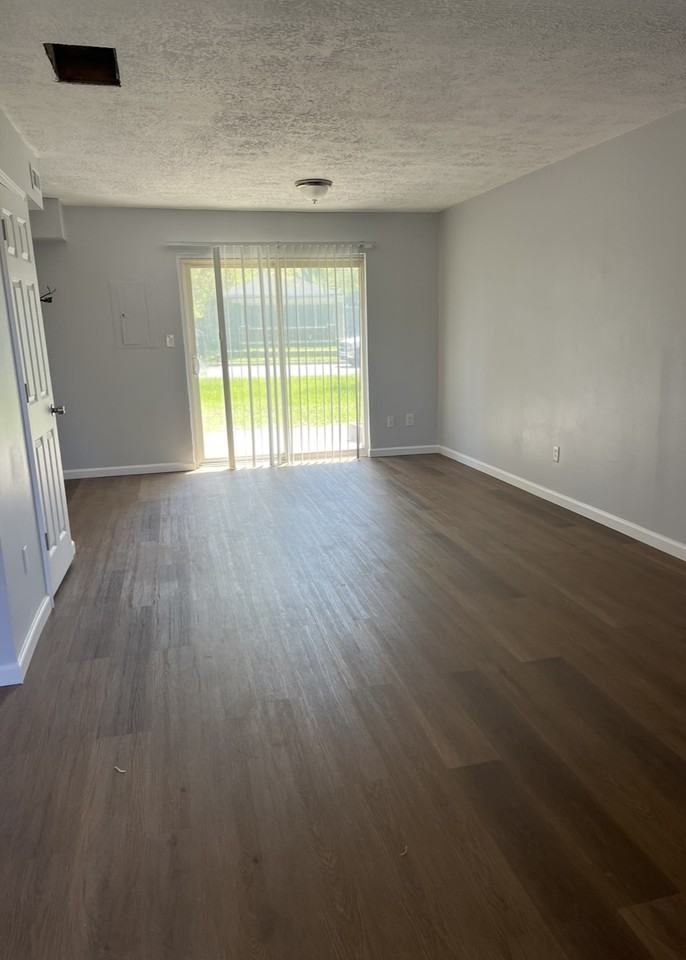 2821 Oxford lane - Photo 2 of 5