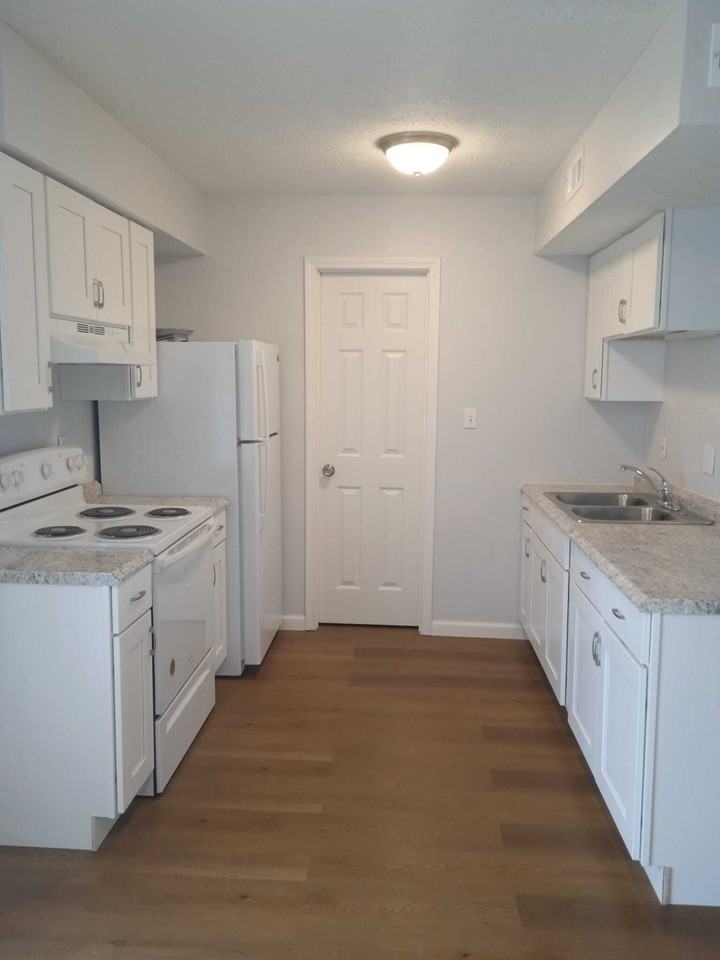 2821 Oxford lane - Photo 3 of 5