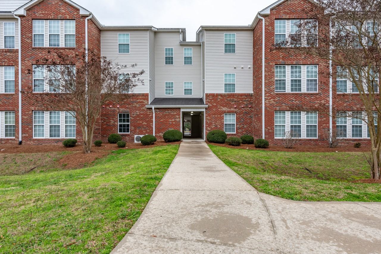 Kings Square II - Photo 2 of 11