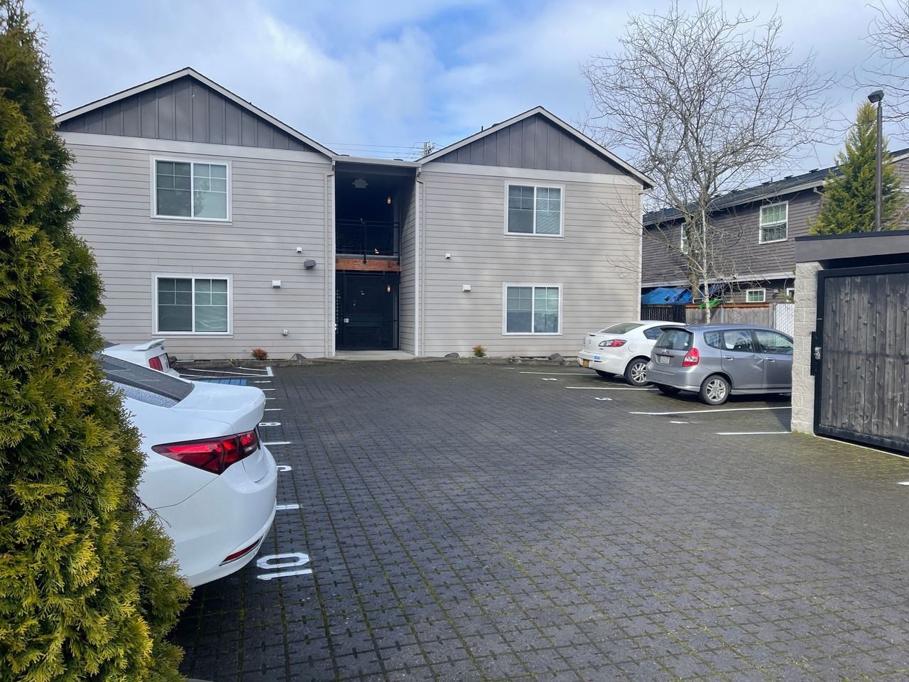 Por01 - Portsmouth Manor - Photo 2 of 3