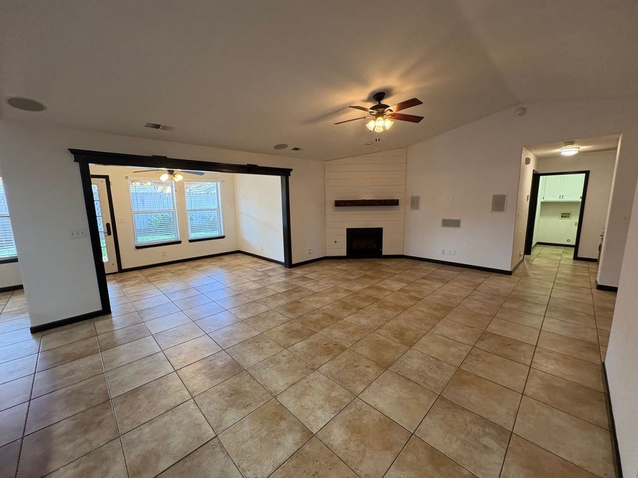 1031 N Crenshaw Ct - Photo 4 of 39