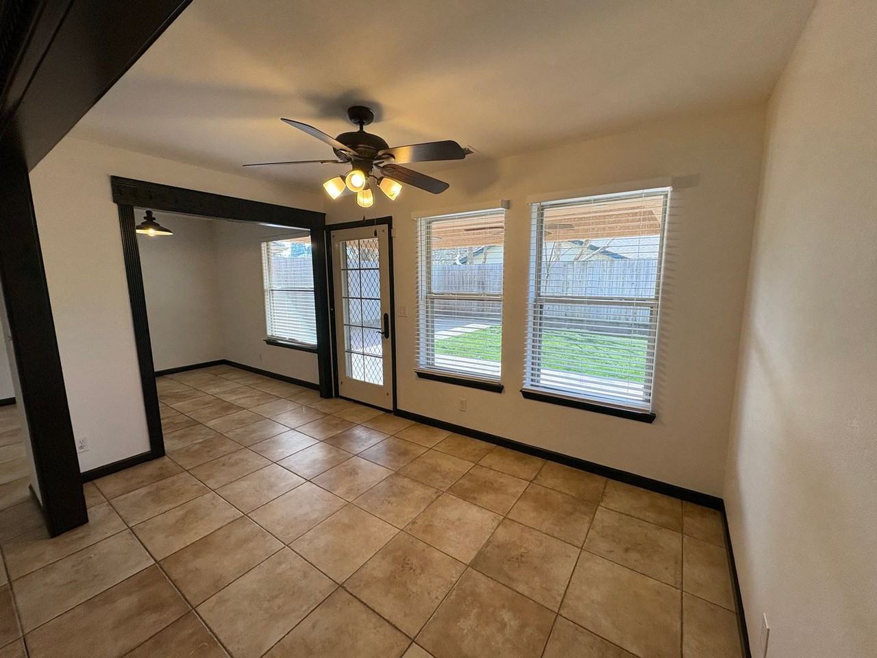 1031 N Crenshaw Ct - Photo 5 of 39