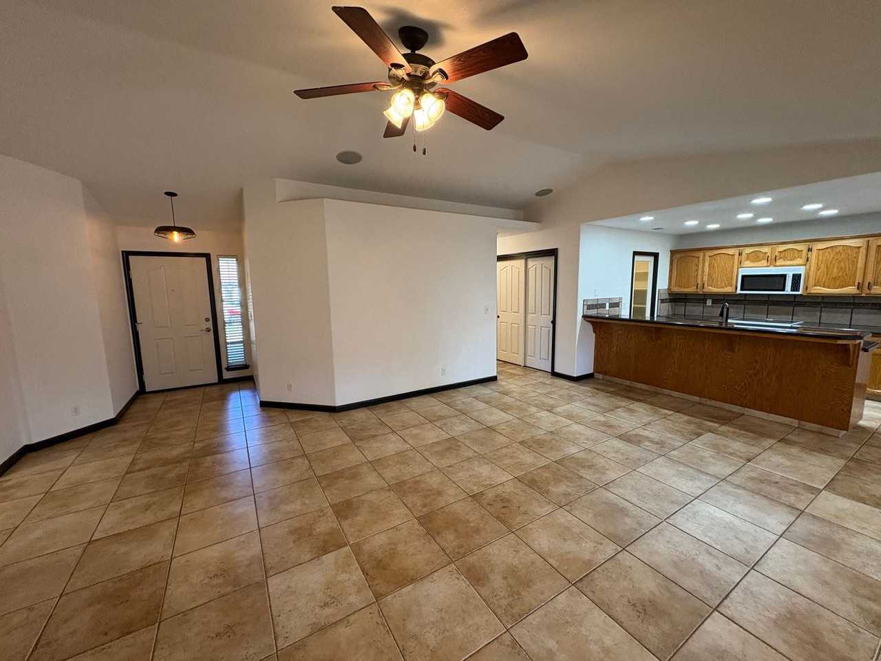 1031 N Crenshaw Ct - Photo 6 of 39