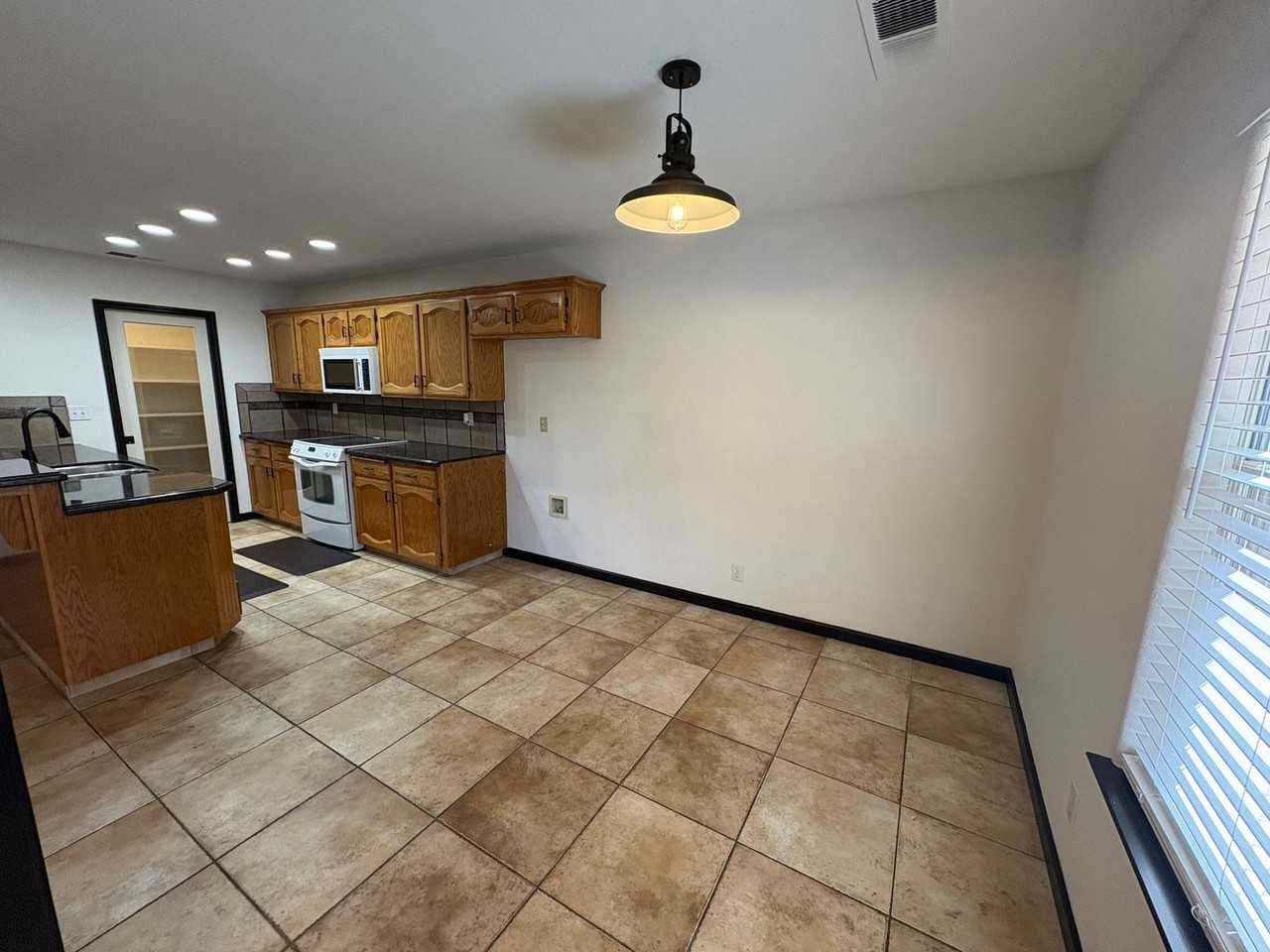 1031 N Crenshaw Ct - Photo 7 of 39