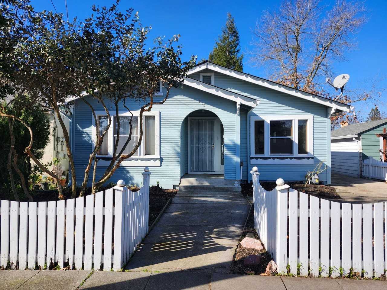 705 Brown St - Photo 2 of 18