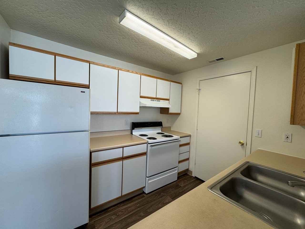 3165 S Apple St - Photo 3 of 12