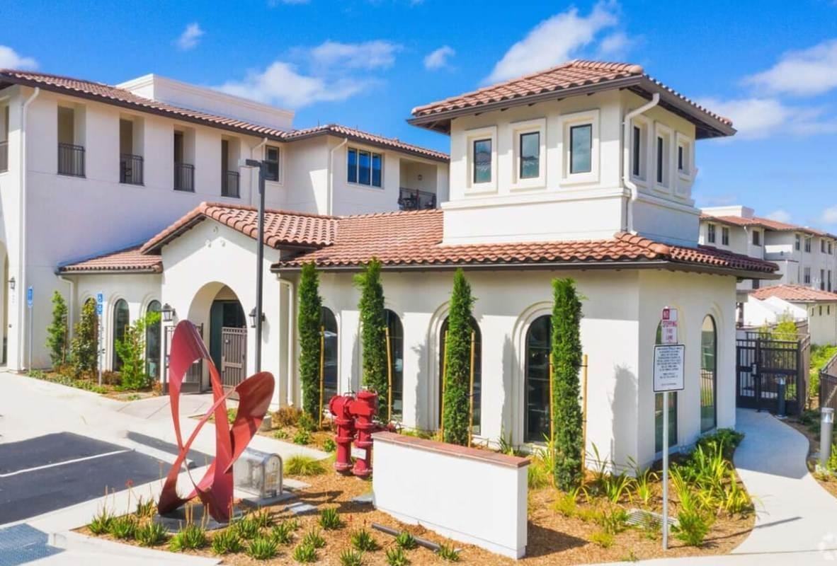 1055 Westwind St - Photo 4 of 16