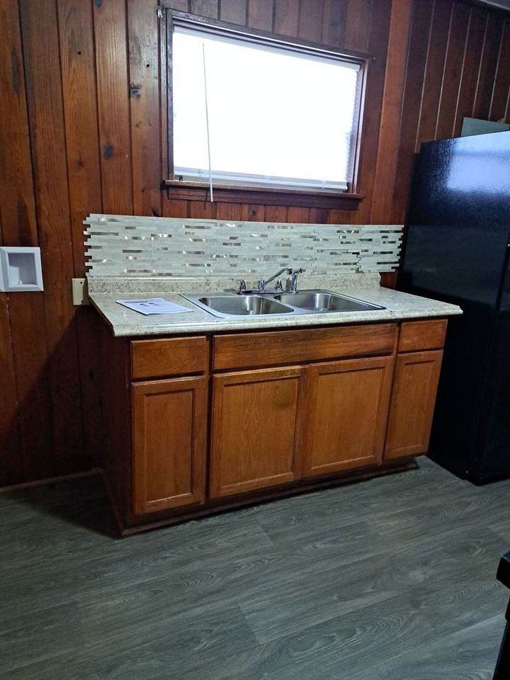 807 E 10th St - Photo 3 of 29