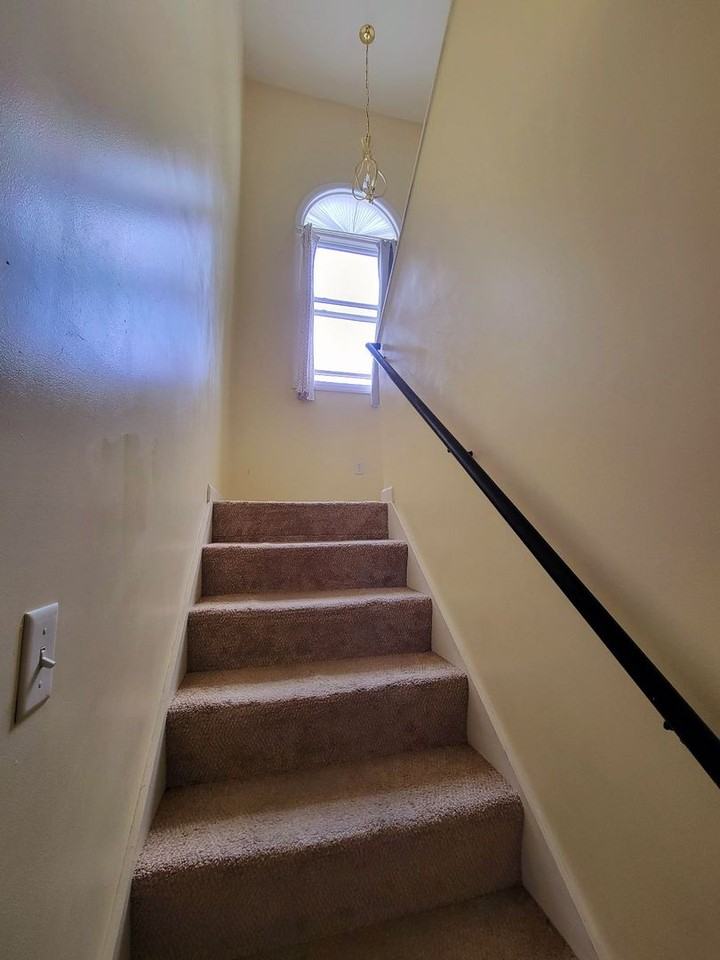 233 Palisades Dr - Photo 2 of 14