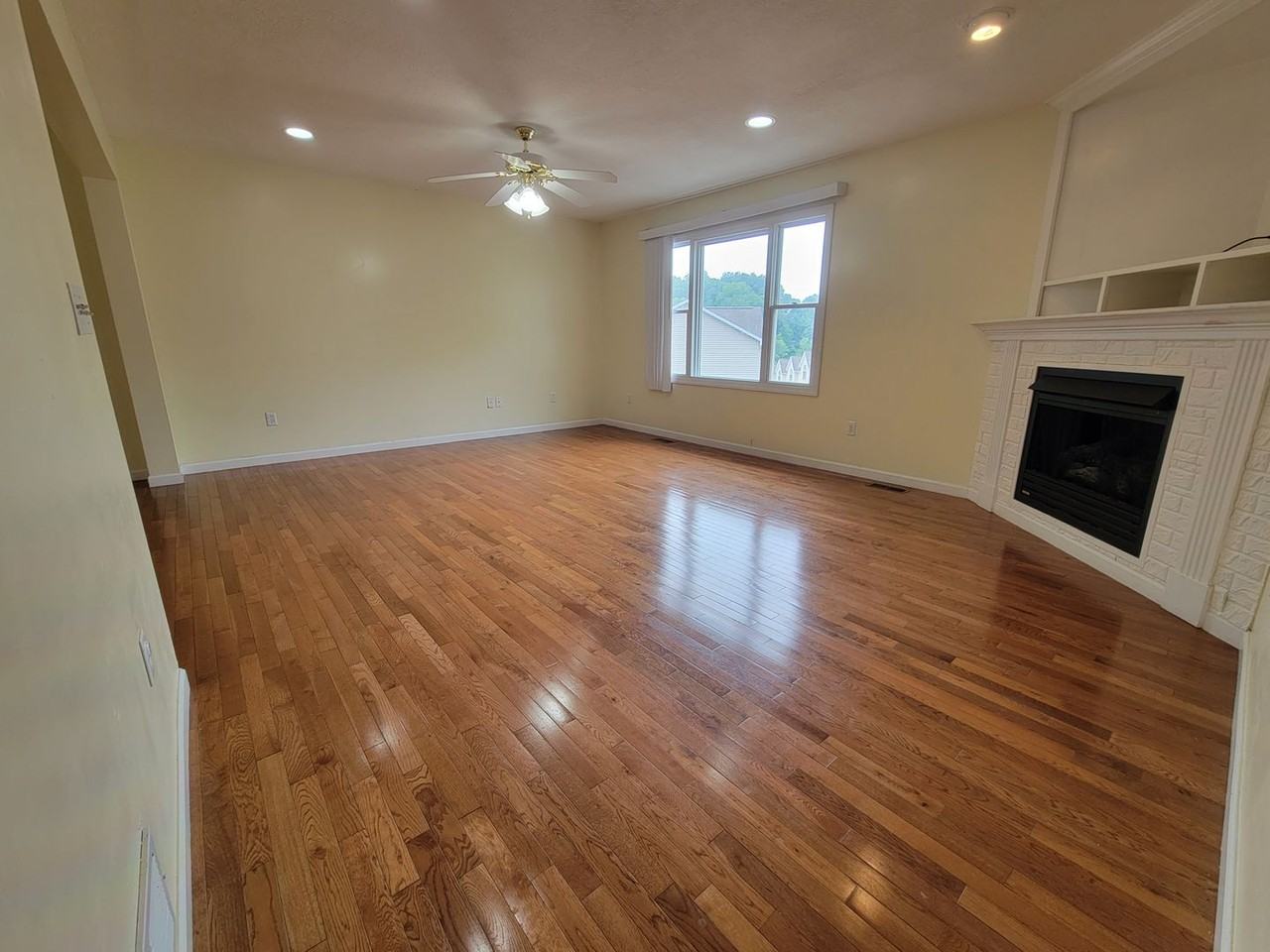 233 Palisades Dr - Photo 3 of 14