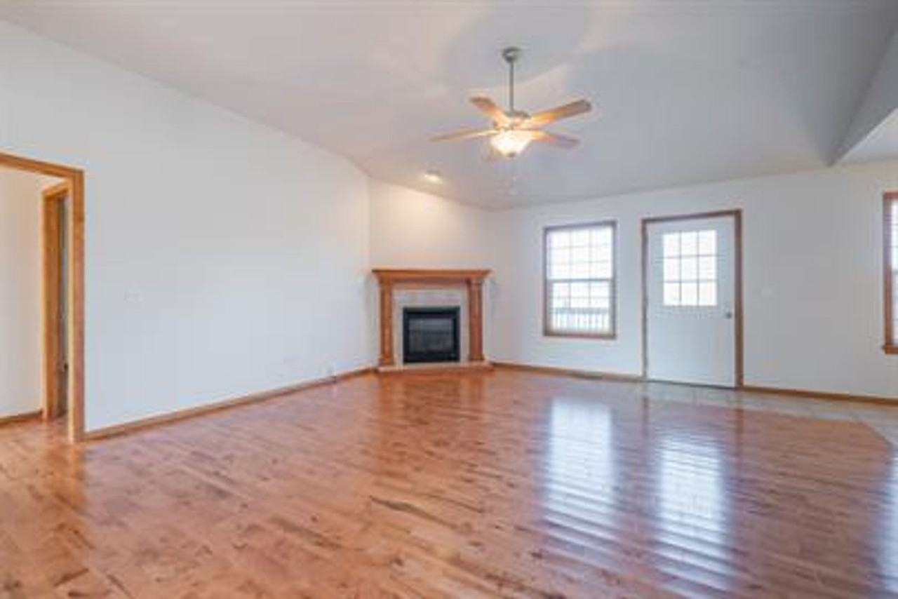 414 S Michelle Ave - Photo 4 of 10