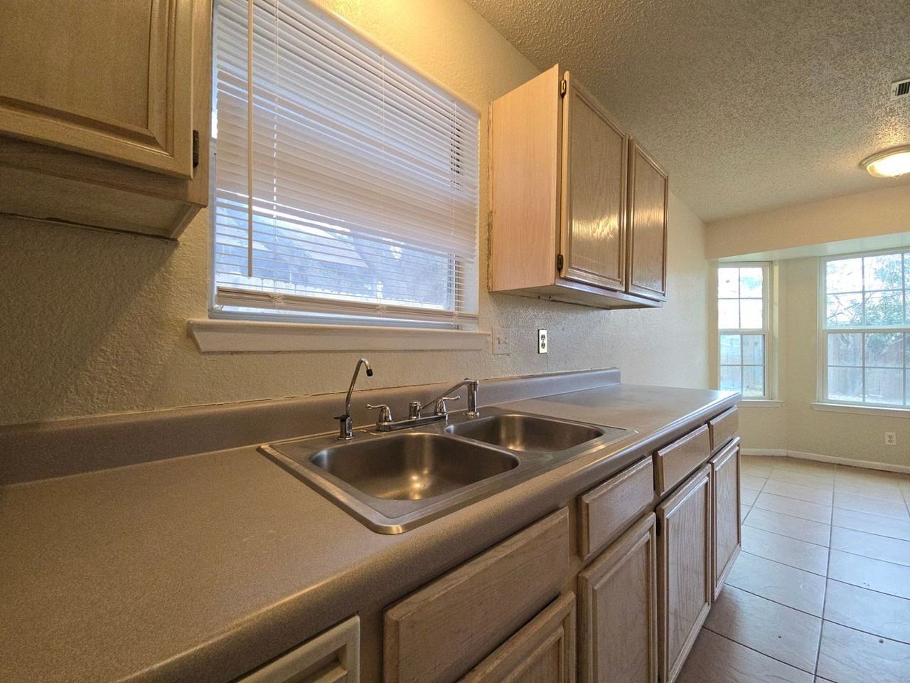 2808 Fieldstone Dr - Photo 3 of 23