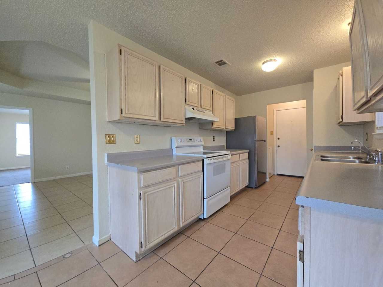 2808 Fieldstone Dr - Photo 5 of 23