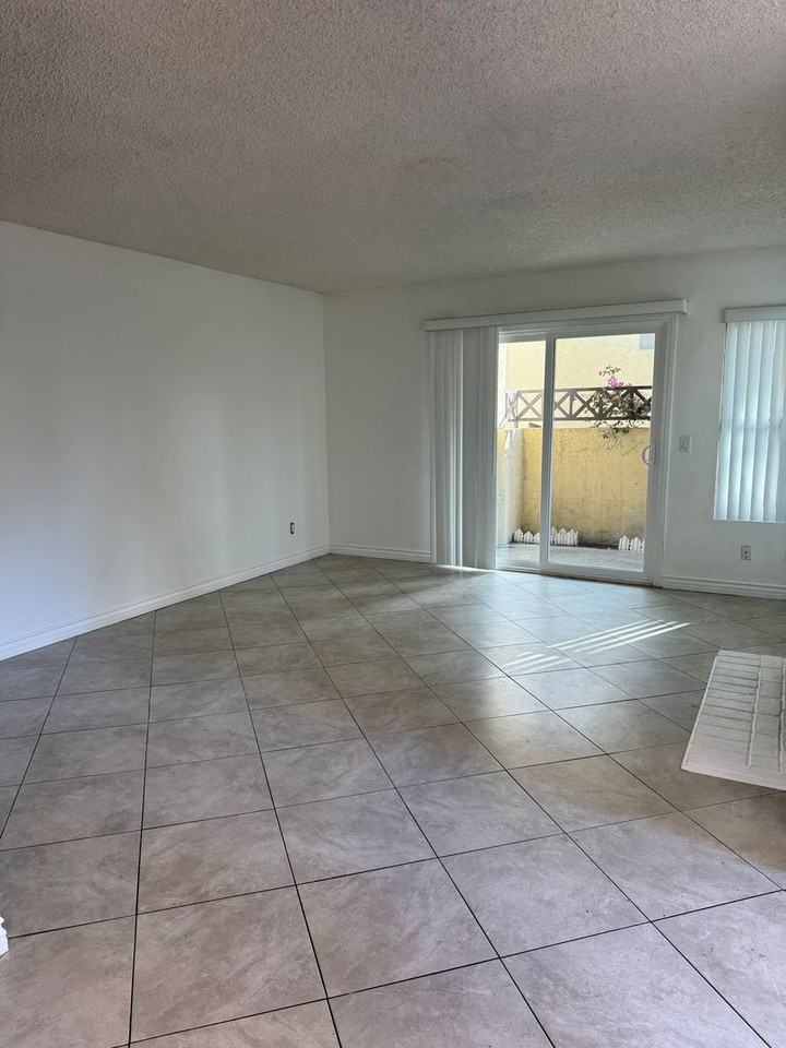 2085 Lakeridge Cir - Photo 2 of 11