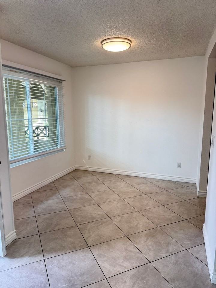 2085 Lakeridge Cir - Photo 3 of 11