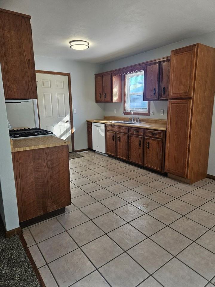 9542 Steele Ct - Photo 4 of 19