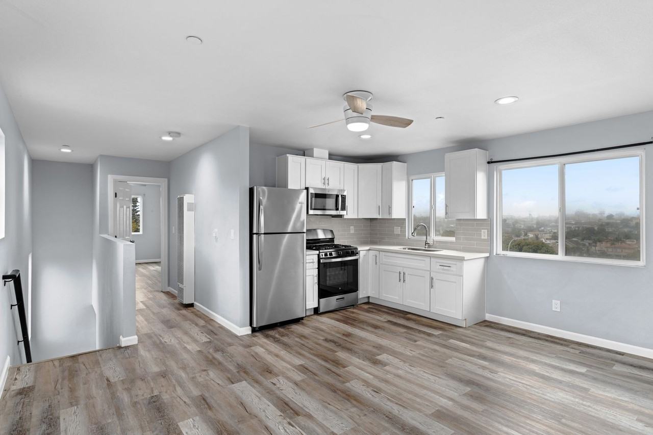 3447 Ocean View Blvd - Photo 4 of 33