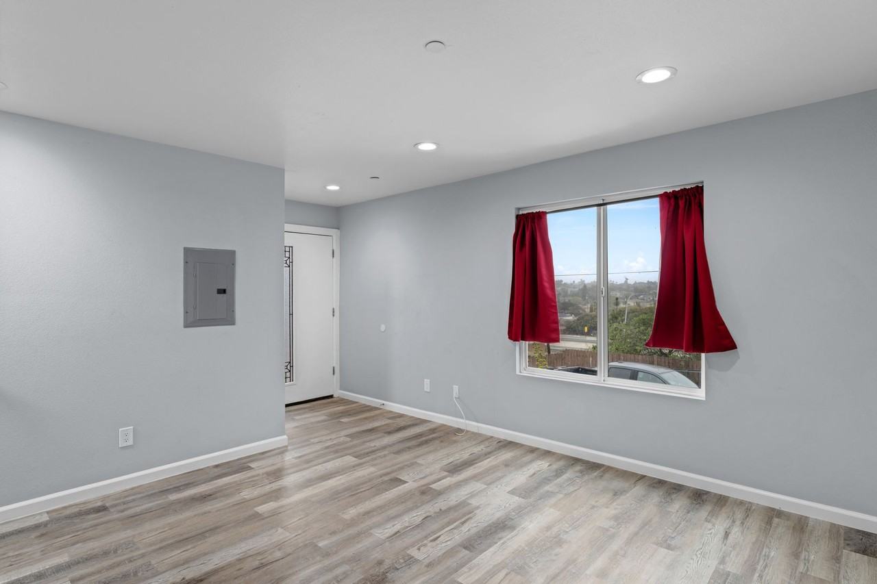 3447 Ocean View Blvd - Photo 6 of 33