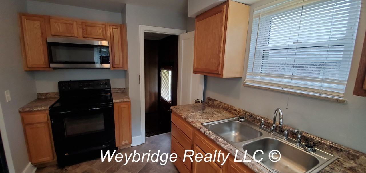 1925 Waltham Ave - Photo 3 of 18