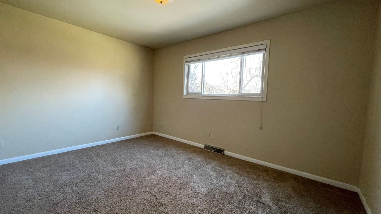 2821 Redwing Rd - Photo 4 of 9