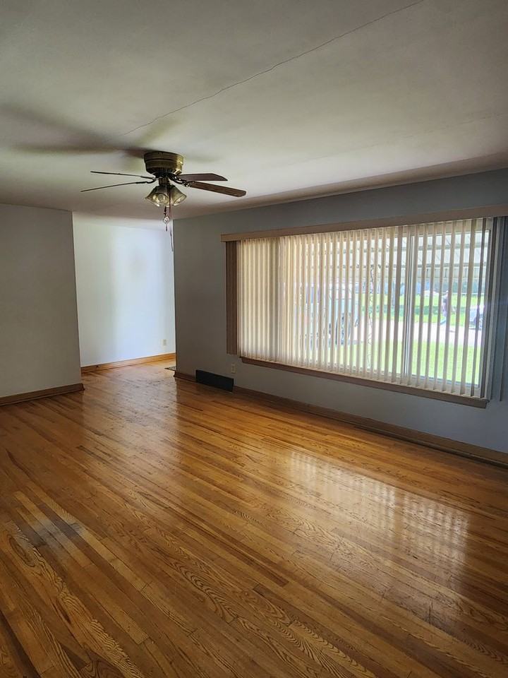 806 Hocking Rd - Photo 2 of 12