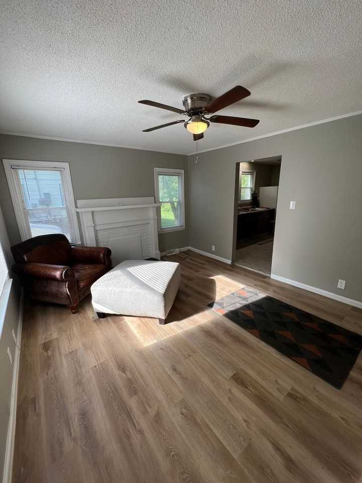 1007 S Church St - Photo 3 of 6