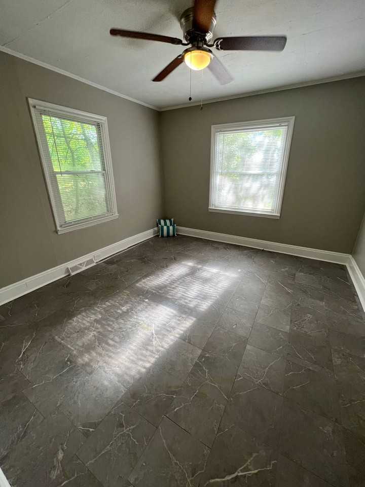 1007 S Church St - Photo 4 of 6