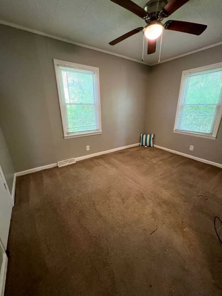 1007 S Church St - Photo 5 of 6