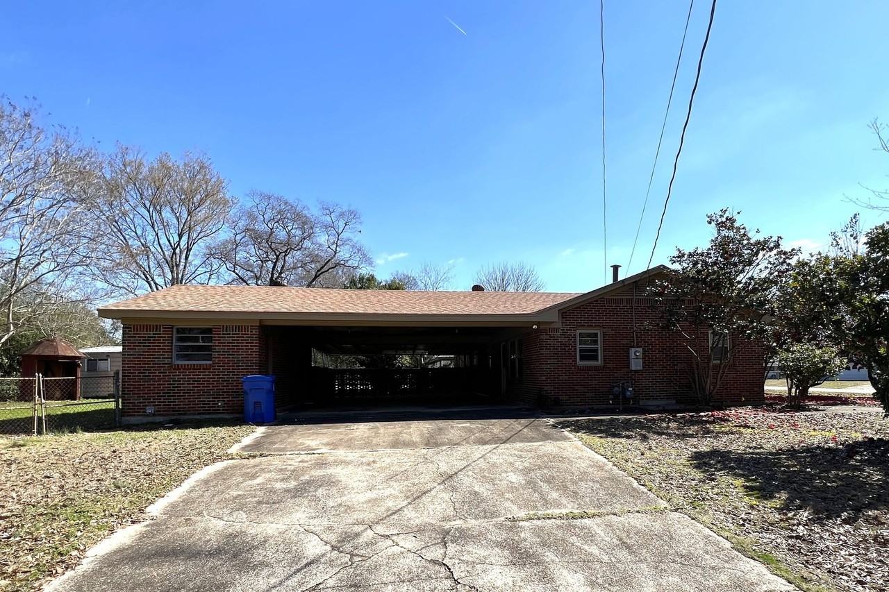 1123 Oates Rd - Photo 2 of 17