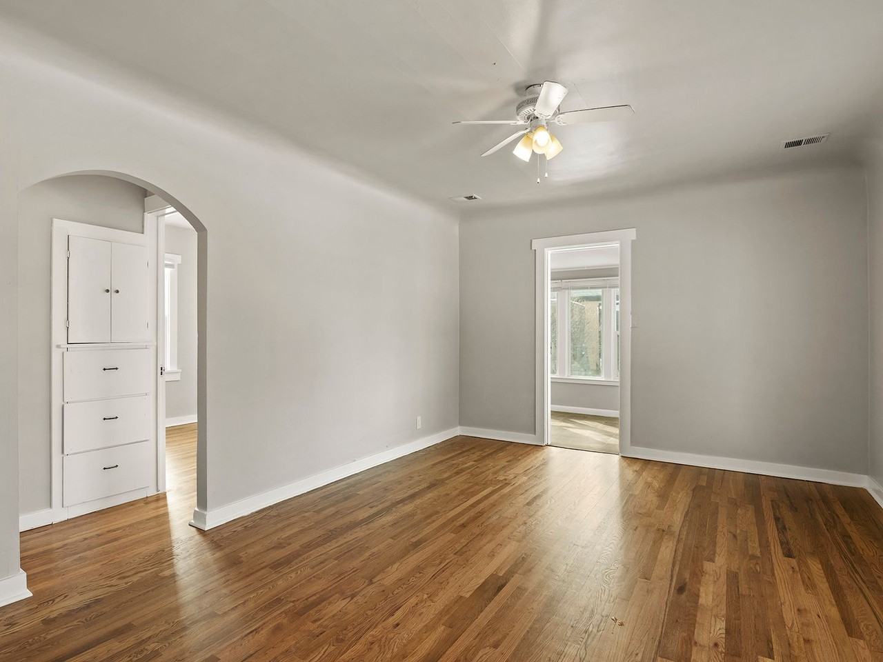 319 Parker St - Photo 2 of 21