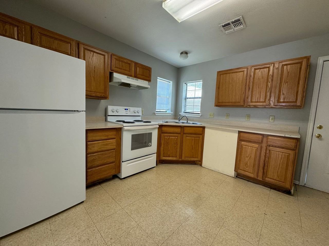 1801 Sw C Ave - Photo 2 of 7