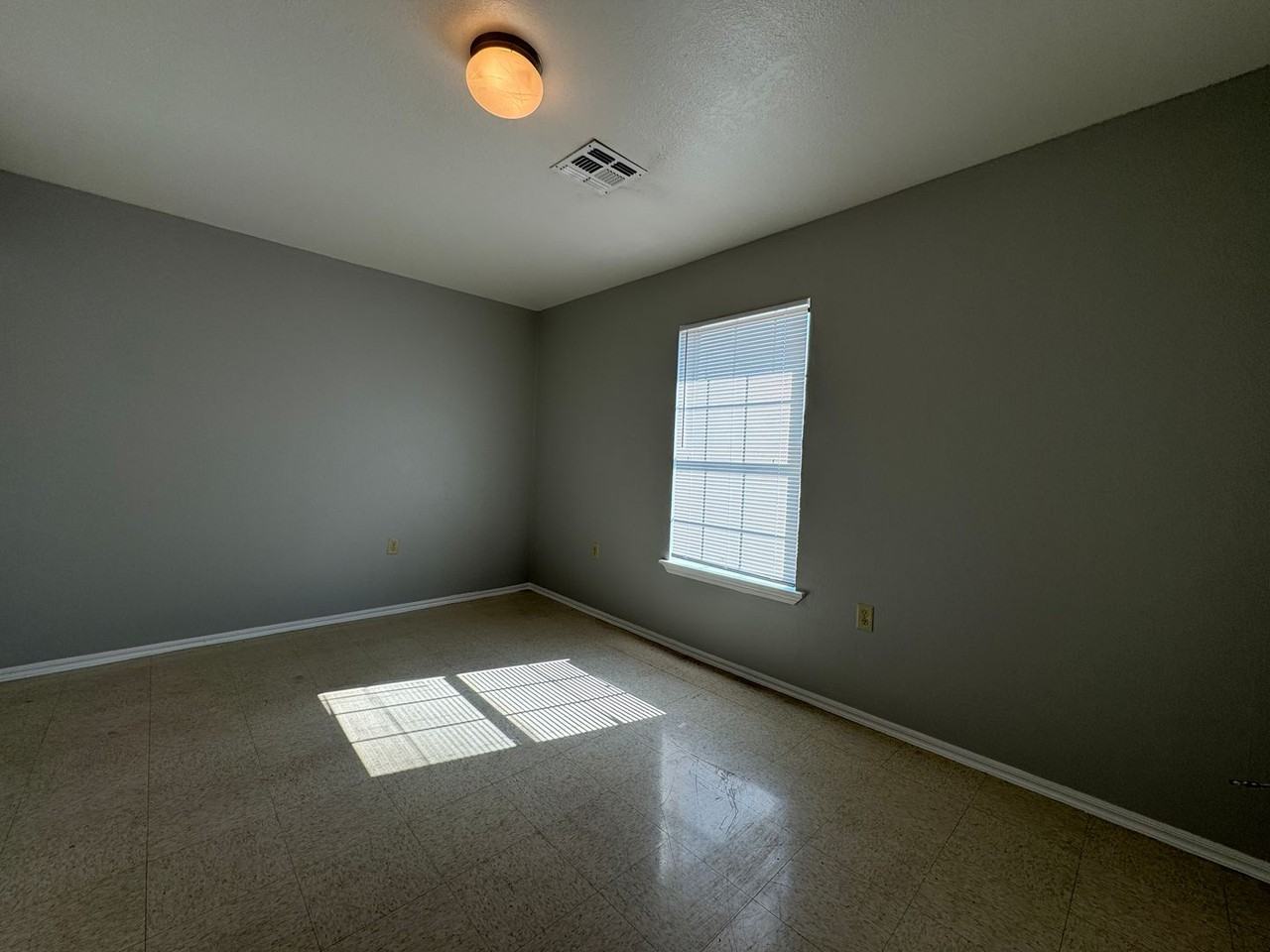 1801 Sw C Ave - Photo 4 of 8